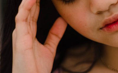 woman-holding-her-head-3084762 woman-holding-her-head-3084762